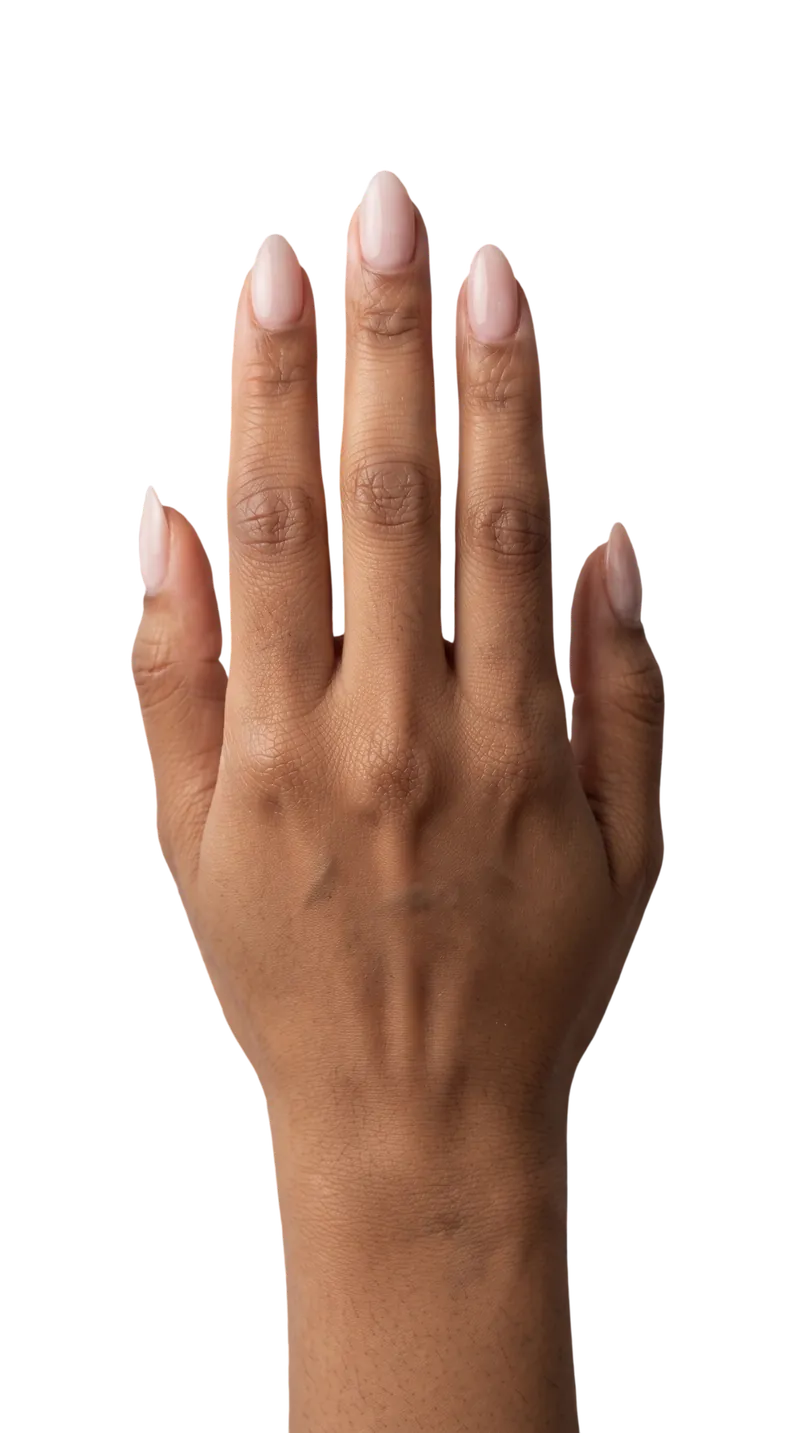 Mão com unhas médias em formato amendoado, esmaltadas em nude rosado